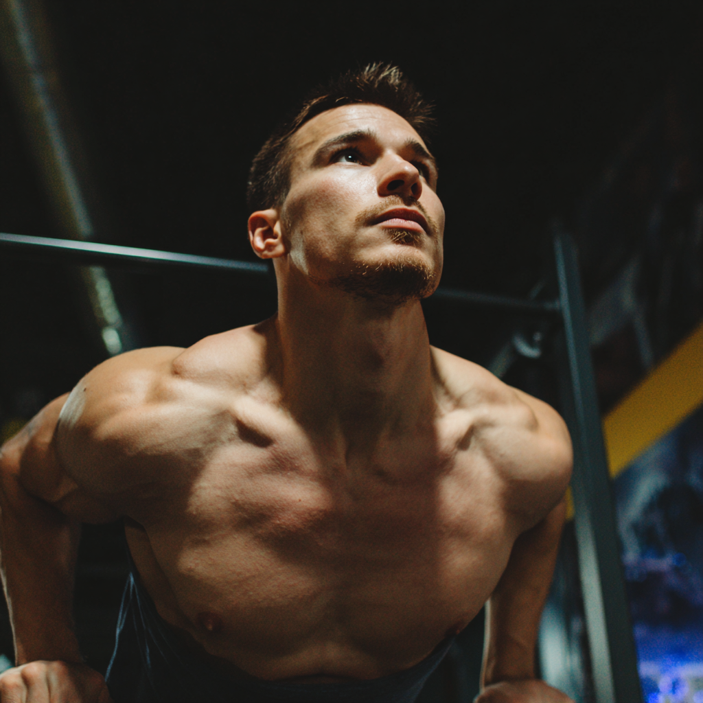 Чоловік тренується в спортзалі